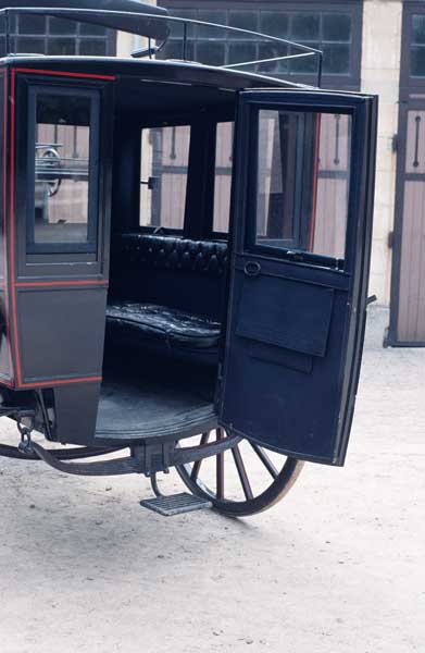 Détail : porte arrière ouverte, vue à l'intérieur de l'omnibus.