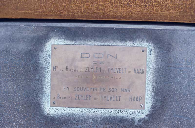 Détail : arrière de la voiture, plaque commémorative.