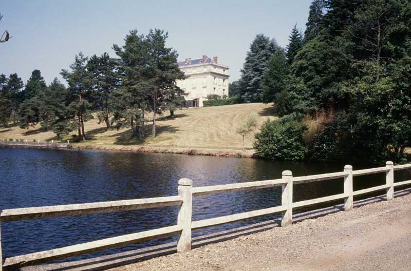 Réservoir et château, vue prise du sud-est.