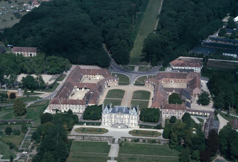 Vue aérienne prise du sud. Au centre, la cour d'honneur bordée au sud par le château, à l'est et à l'ouest par les écuries des grands et petis étalons.par les écuries des grands et petis étalons.
