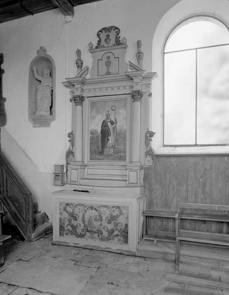 Ensemble de 2 autels tombeaux secondaires et 2 retables architecturés