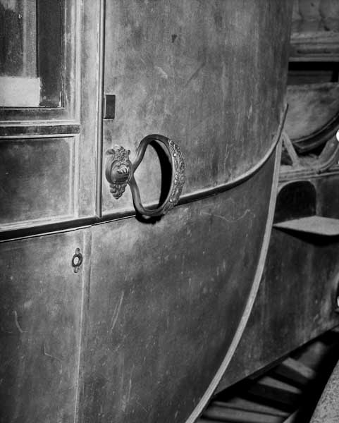 Détail avant restauration : poignée en bronze ciselé, servant de prise pour monter en voiture.