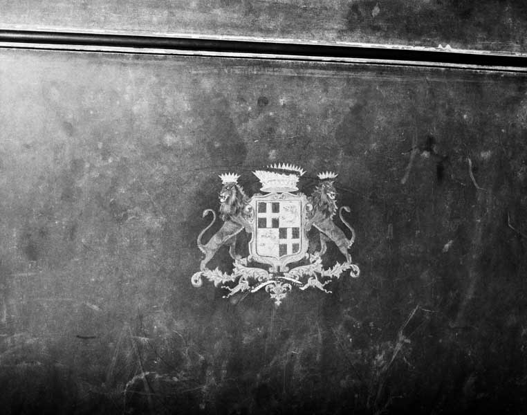 Détail avant restauration : armoiries sur la portière.