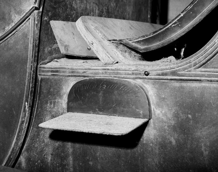 Détail avant restauration : marque du carrossier Gouillon, 43 rue Laffite à Paris, gravée sur la contre-marche d'un marchepied du coffre arrière.