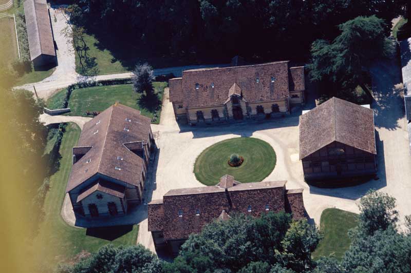 Vue aérienne prise de l'est. A gauche, le hangar de monte sur les 3 autres côtés de la cour, des écuries.