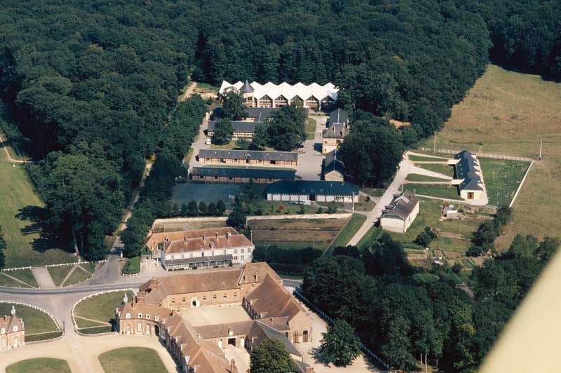 Vue aérienne prise de l'est. De gauche à droite : l'auberge du Tournebride, la forge, les écuries du bois. Au premier plan : les nouvelles écuries de l'école nationale du Pin.