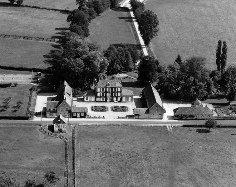 Silly-en-Gouffern, la Tuilerie, haras : vue aérienne, prise de l'ouest.