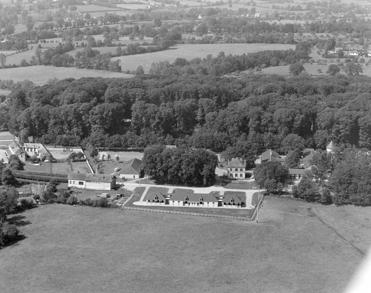 Vue aérienne prise de l'est. De gauche à droite : l'auberge du Tournebride, la forge, les écuries du bois. Au premier plan : les nouvelles écuries de l'école nationale du Pin.