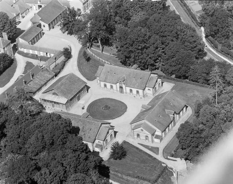 Vue aérienne prise de l'est. A gauche, le hangar de monte, sur les 3 autres côtés de la cour, des écuries.