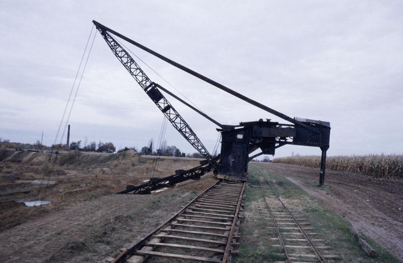 Excavatrice et rail. Vue prise du sud-est.