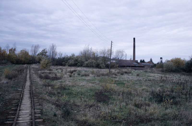 Rail des wagonnets et briqueterie. Vue prise du sud-est.