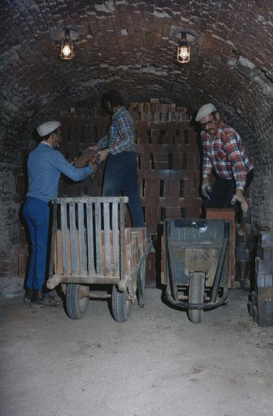 Batiment des fours, détail : défournement des briques.
