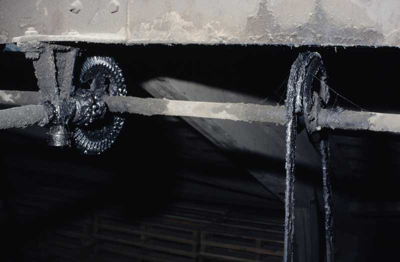 Four industriel, détail : axe de transmission pour la commande de réglage des distributeurs à charbon.