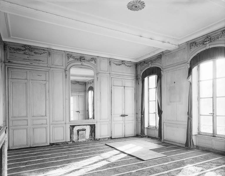 Lambris de hauteur, grand salon, angle sud.