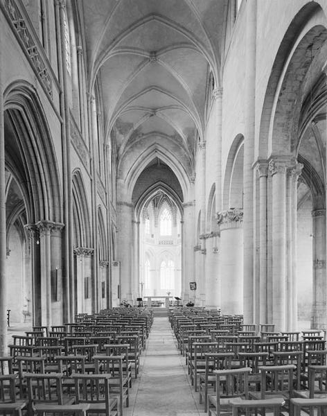 Vue intérieure prise de la nef vers le choeur.