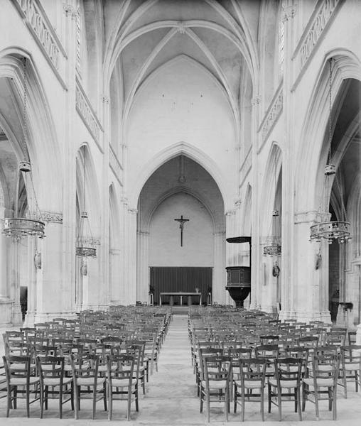 Vue intérieure prise de la nef vers le choeur.