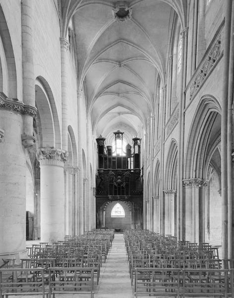 Vue intérieure prise du choeur vers la nef.