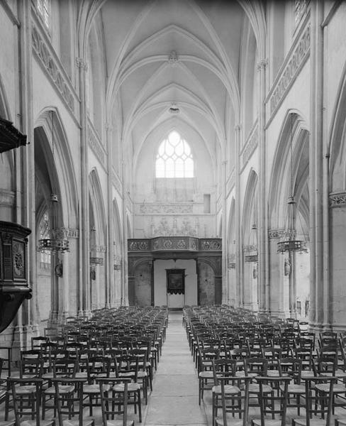 Vue intérieure prise du choeur vers la nef.