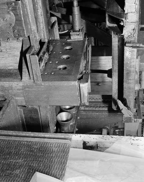Bâtiment d'étirage (1). Banc à étirer à trois tubes. Détail : porte-filière.