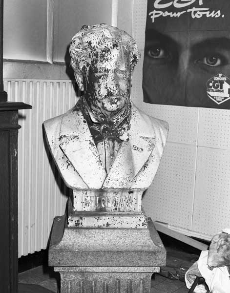 Buste de Pierre Secrétan, fondateur de l'usine, avant restauration.