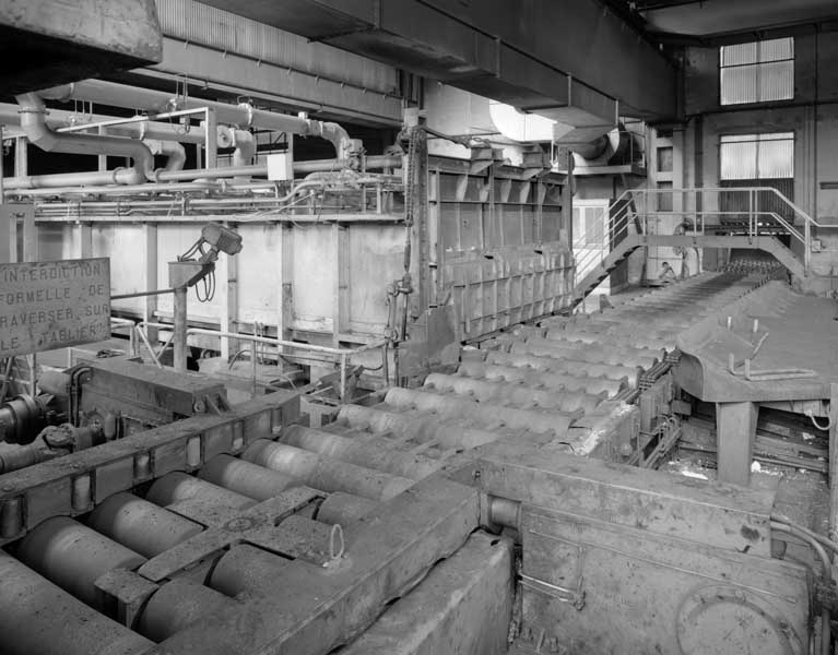 Bâtiment de laminage (1). Laminoir quarto. Détail : Sortie du four et train de convoyage.