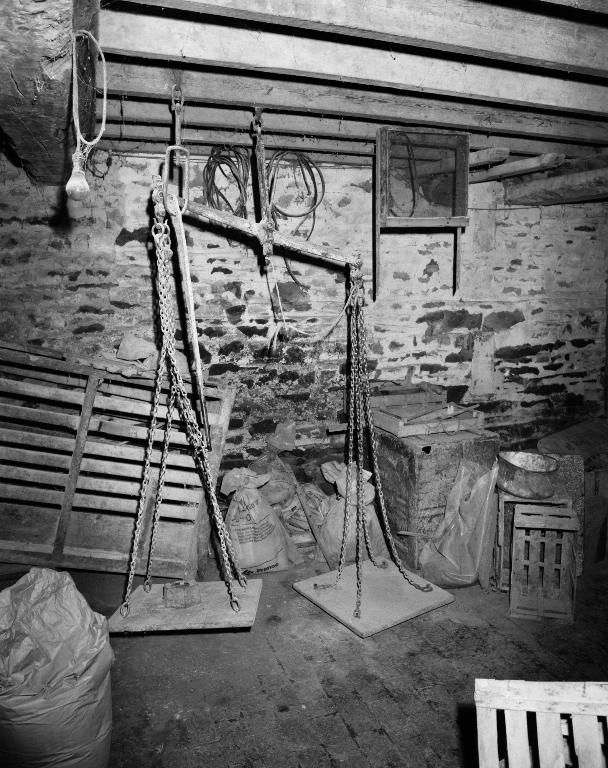 Intérieur de l'atelier de fabrication, balance.