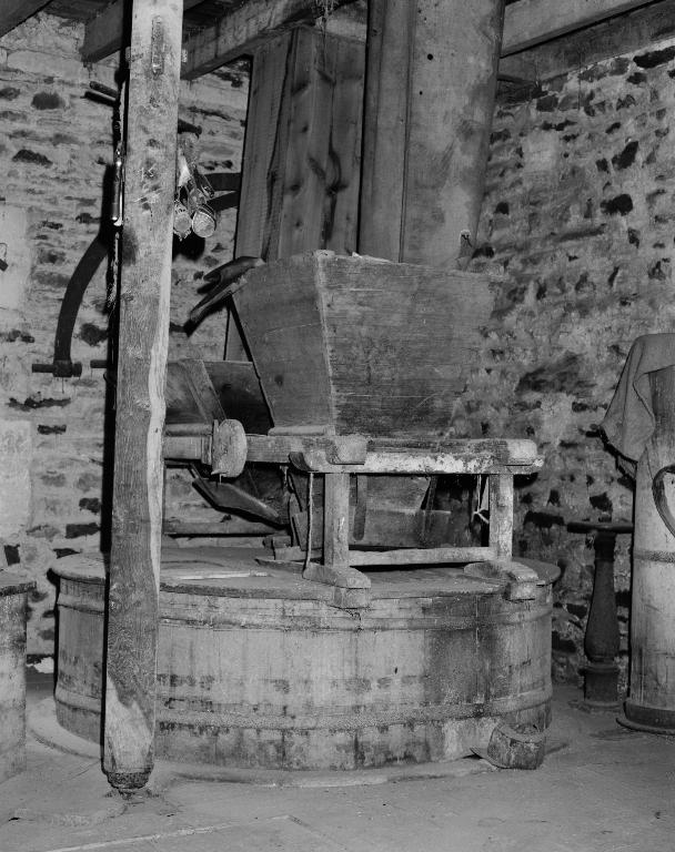 Intérieur de l'atelier de fabrication, trémie et meules dans leur archure.