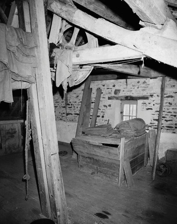 Intérieur de l'atelier de fabrication, combles, trémie.