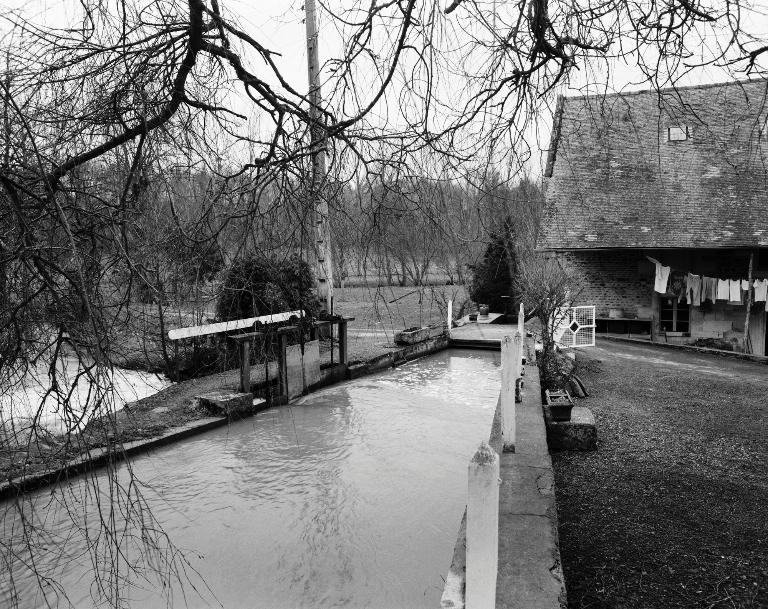 Canal d'amenée et vanne de décharge.