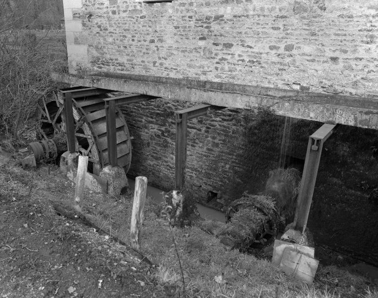 Roue verticale par en-dessus, arbre de la première roue disparue et canal d'amenée.- Photographie ancienne, 1987.