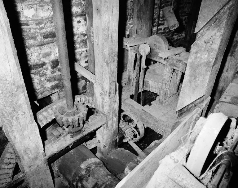 Intérieur de l'atelier de fabrication du moulin, engrenages.