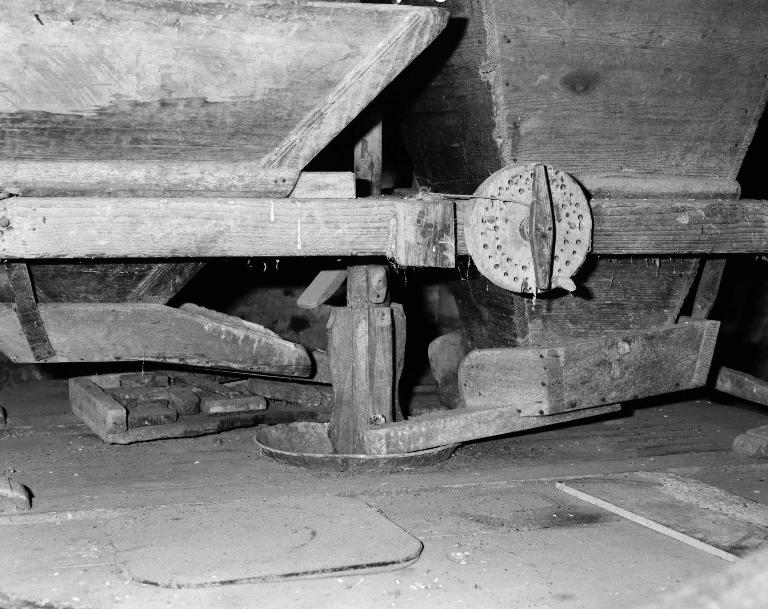Intérieur de l'atelier de fabrication, trémie et oeillard.
