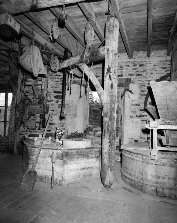 Intérieur de l'atelier de fabrication, meules dans leur archure et potences.
