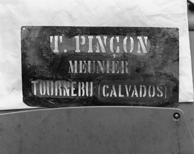 Plaque à marquer les sacs : T. Pinçon, meunier, Tournebu (Calvados).
