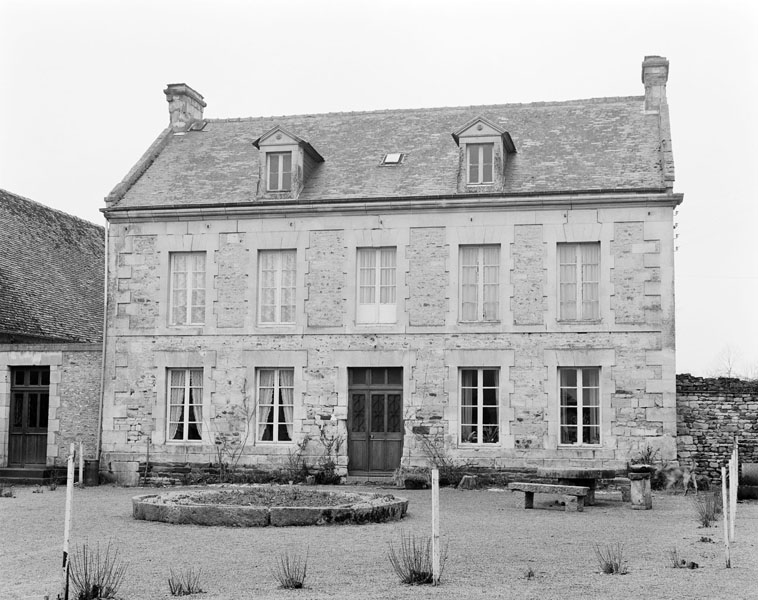 Cingal. Ferme. Logis, élévation extérieure est sur cour. ; Logis, élévation extérieure est sur cour.
