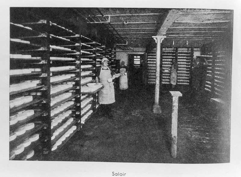 Saloir.- Photographie ancienne, 1937, tiré de : Barbery, Fromagerie, fabrication du camembert par M. Bourdon. / Association normande pour les progrès de l'agriculture, de l'industrie, des sciences et des arts, 1937.