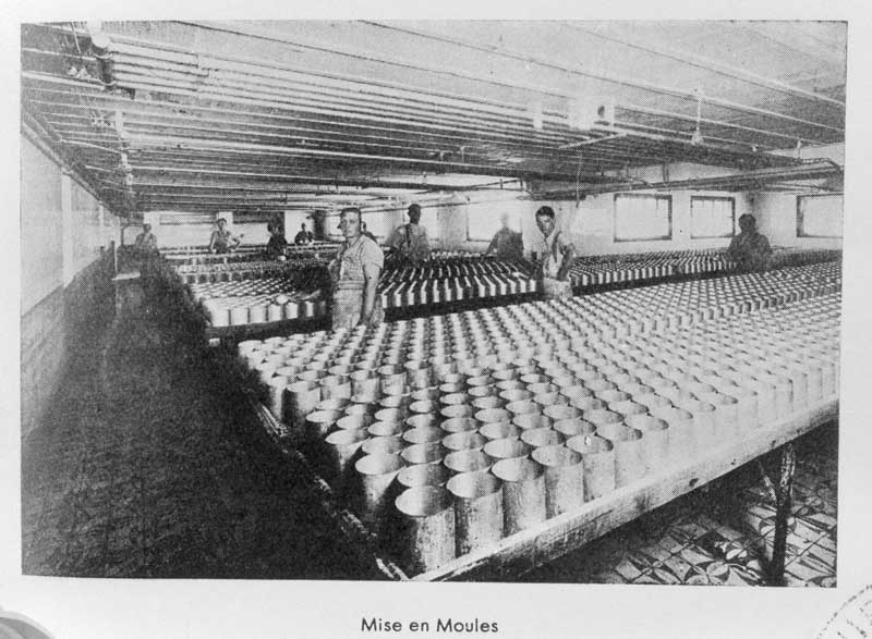 Mise en moules.- Photographie ancienne, 1937, tiré de : Barbery, Fromagerie, fabrication du camembert par M. Bourdon. / Association normande pour les progrès de l'agriculture, de l'industrie, des sciences et des arts, 1937.