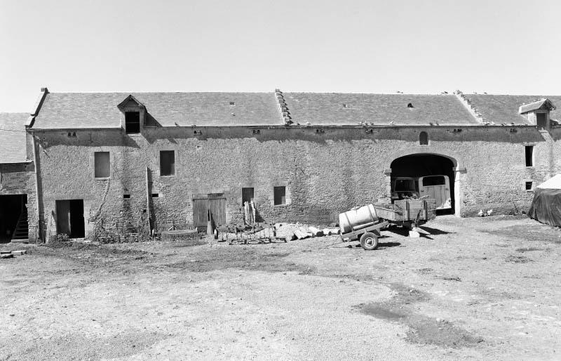 Cellier, pressoir à cidre et grande charretterie.