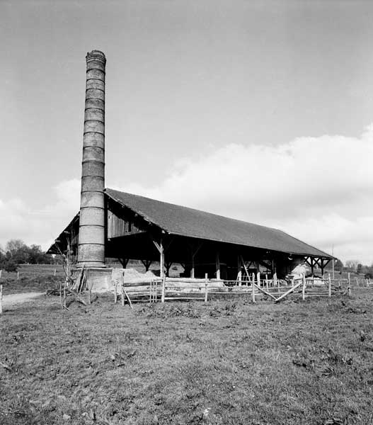 Hangar du four et cheminée d'usine. Vue prise de l'est.