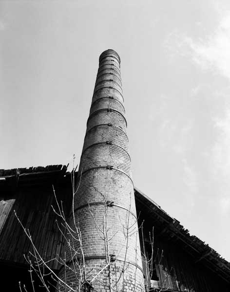 Cheminée d'usine. Vue prise du sud.