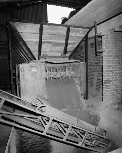 Nouvel atelier de fabrication. Trémie et brise-Mottes.