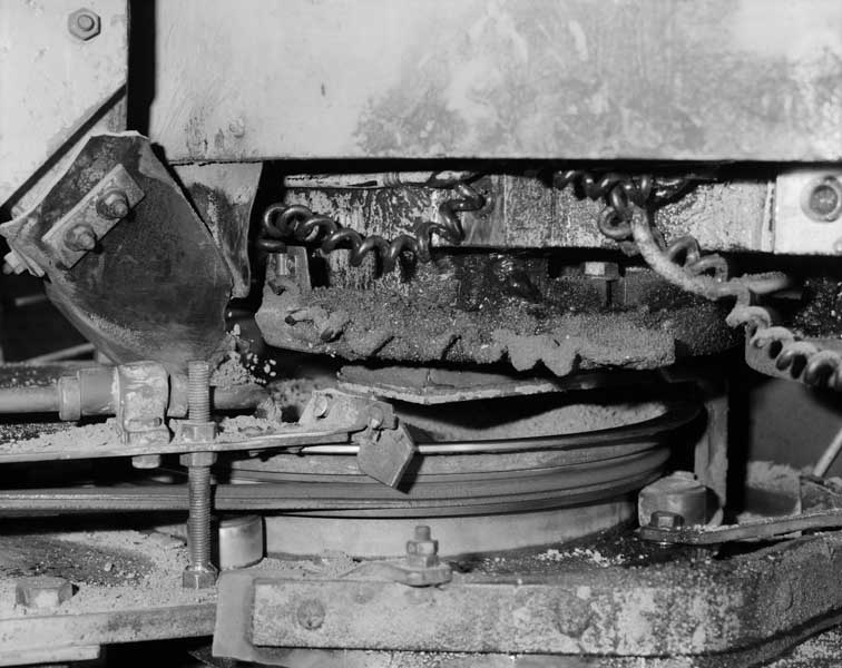 Nouvel atelier de fabrication. Presse Spengler à plateau tournant. Détail.