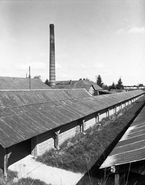 Pièces de séchage et cheminée d'usine. Vue prise du sud-est.