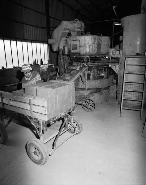 Nouvel atelier de fabrication. Chargement des briques pressées.
