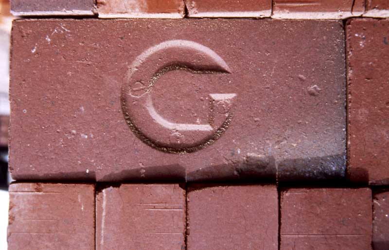 Brique estampillée.