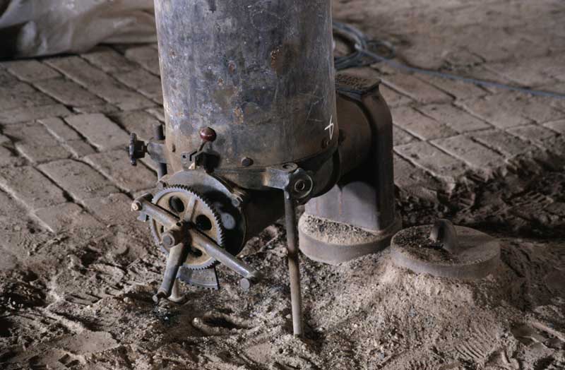 Four continu à galeries. Détail : distributeur à charbon.