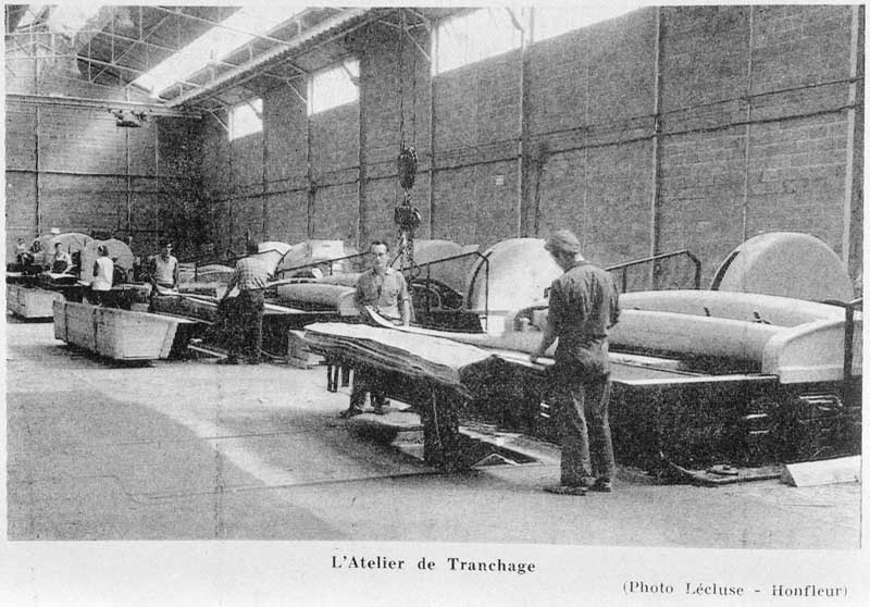 L'atelier de tranchage.- Photographie, Lécluse, vers 1962, tiré de : Société industrielle Marcel Miguet à Honfleur. Région Economique de Basse-Normandie, Etudes et Travaux, année 1961-1962, n° 65.