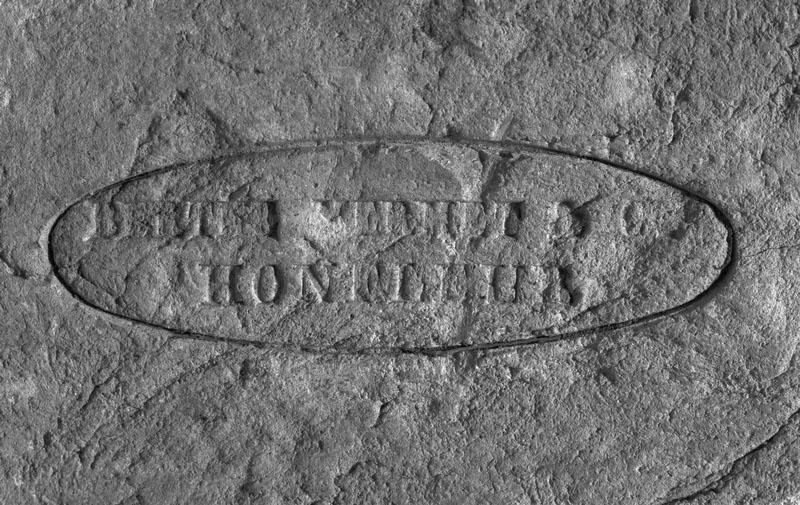 Brique estampillée.