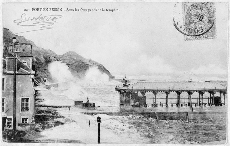 Port-en-Bessin. Sous les feux pendant la tempête.