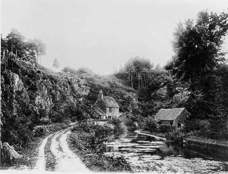 Domfront : moulin sur la Rouvre à Rouvrou.- Photographie ancienne, tirée de : La Normandie monumentale et pittoresque, Orne, 1896.